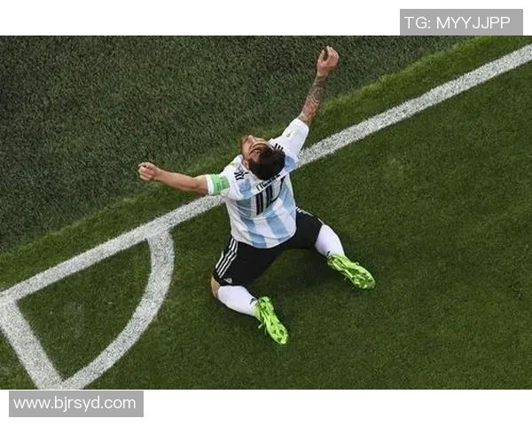 足球明星日常穿搭揭秘鞋子选择与时尚潮流的完美结合 足球明星日常穿搭揭秘鞋子选择与时尚潮流的完美结合