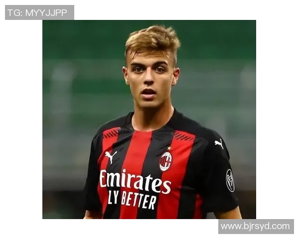 足球明星儿子穿上父亲的足球鞋展现天赋与梦想的完美结合 足球明星儿子穿上父亲的足球鞋展现天赋与梦想的完美结合