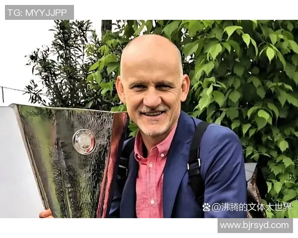 昔日足球明星重聚同框再现辉煌岁月引发球迷热议